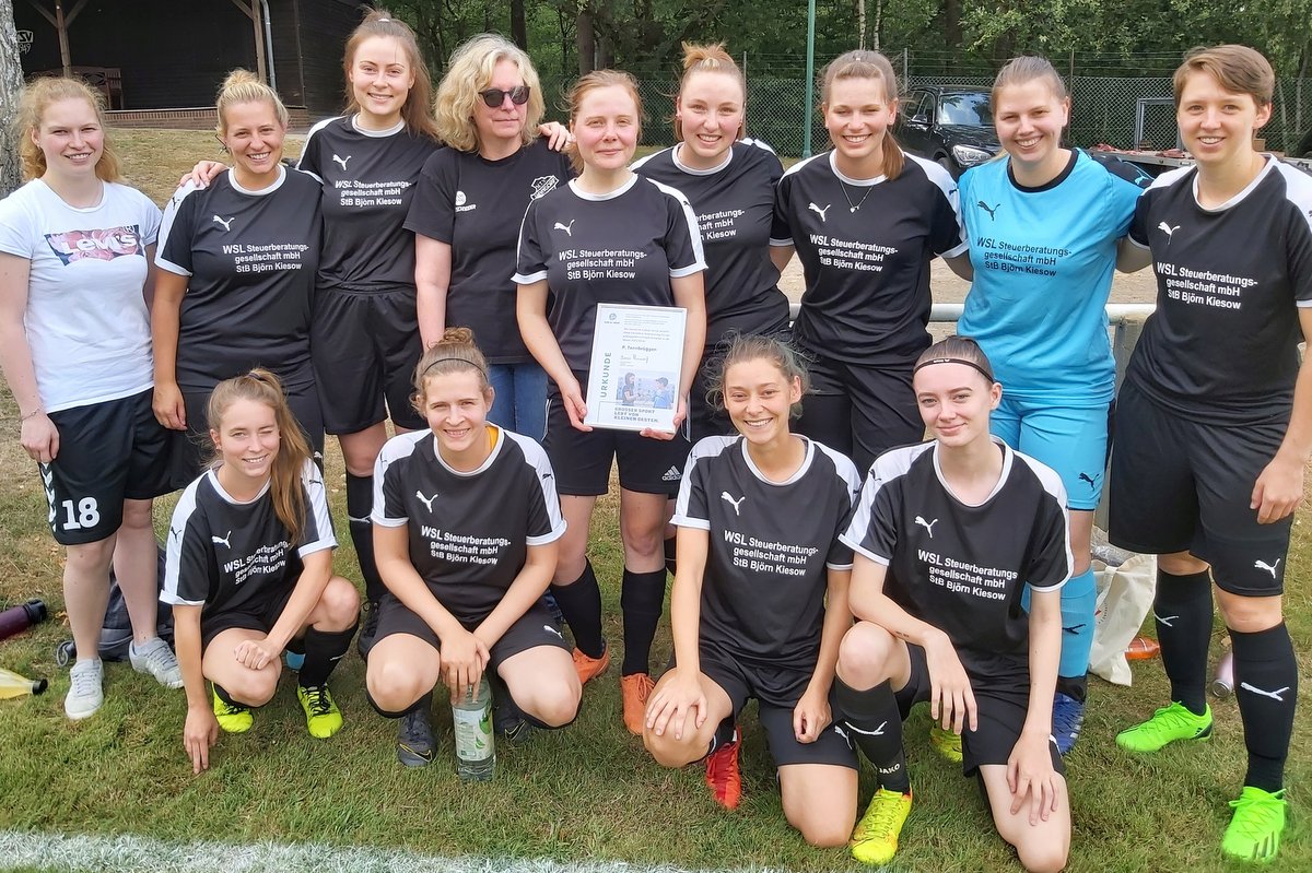 Pauline Tennbrüggen mit ihrem Team MTV Handorf/Borstel-Sangenstedt 