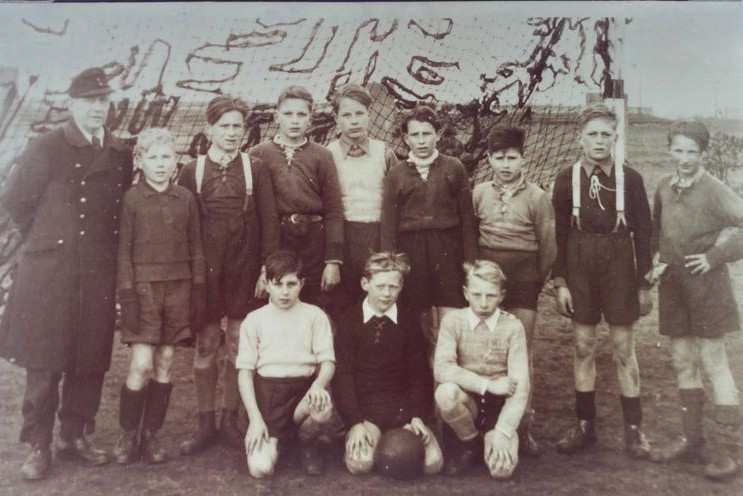 1. Schülermannschaft nach 1945. 3. von links: Manfred Kutz 3. von rechts: Helmut Rudloff