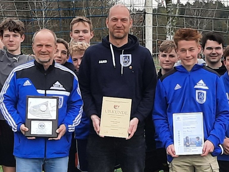 Luca Pfeiffer (r.), Karsten Schmedt (m.) sowie der Vorsitzende Cord Schütte (l.), welcher die Ehrung für das 75-jährige Bestehen der Fußballabteilung in Empfang nahm.