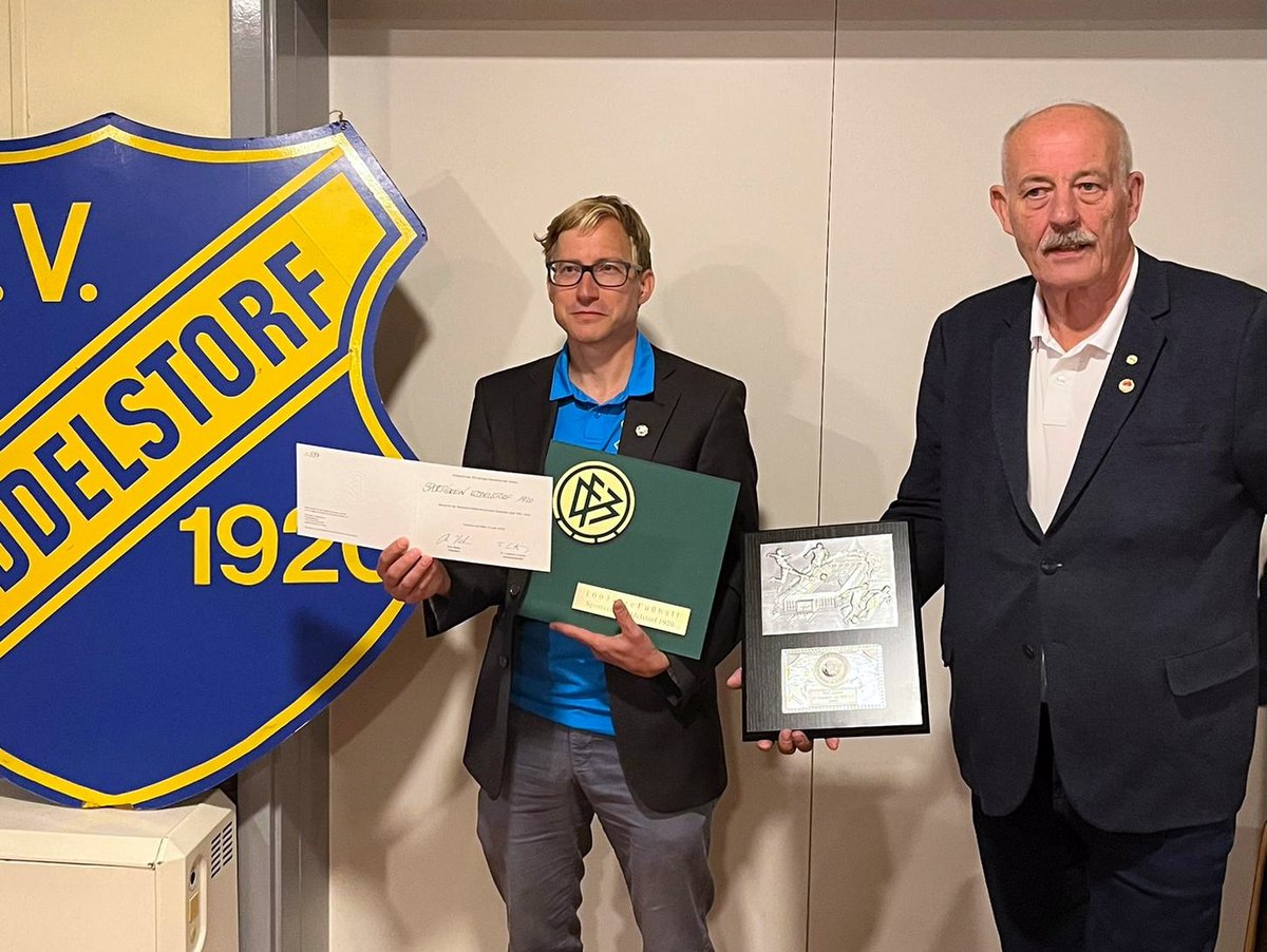 DFB-, NFV-Ehrengabe für Andreas Burmester (l.) von Gisbert Stevens.