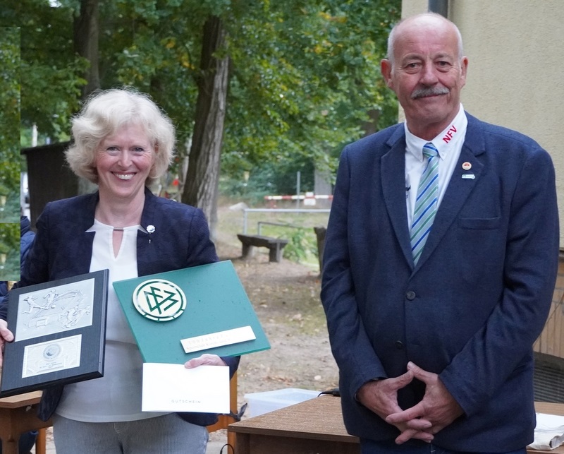 Übergabe der Ehregabe im Oktober 2020 durch Gisbert Stevens (Kreisehrenamtbeauftragter) an Stefanie Feldhaus-Markefke (1. Vorsitzende SC Kirch-/Westerweyhe)