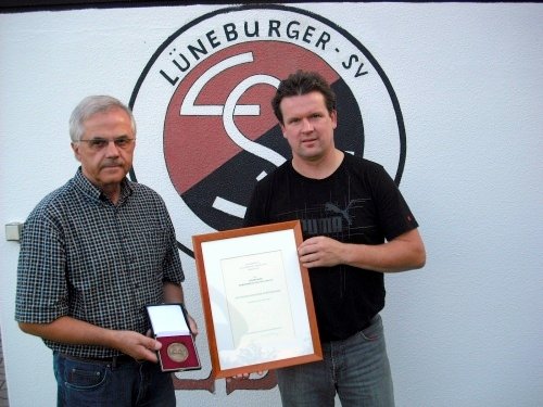 Vereins-Chef Manfred Schestak (l.) und sein Vize Frank Perschke freuten sich über die Ehrung. Foto: jb