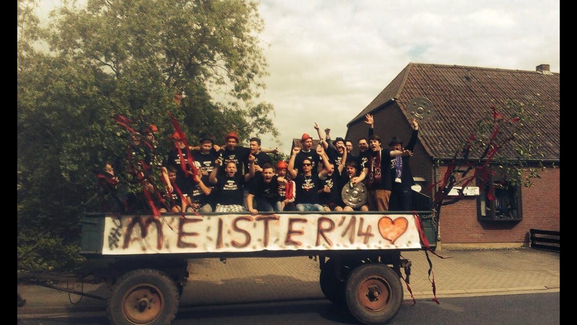 Auch 2014 feierte der TSV die Meisterschaft der 2. Kreisklasse mit Treckergespann.