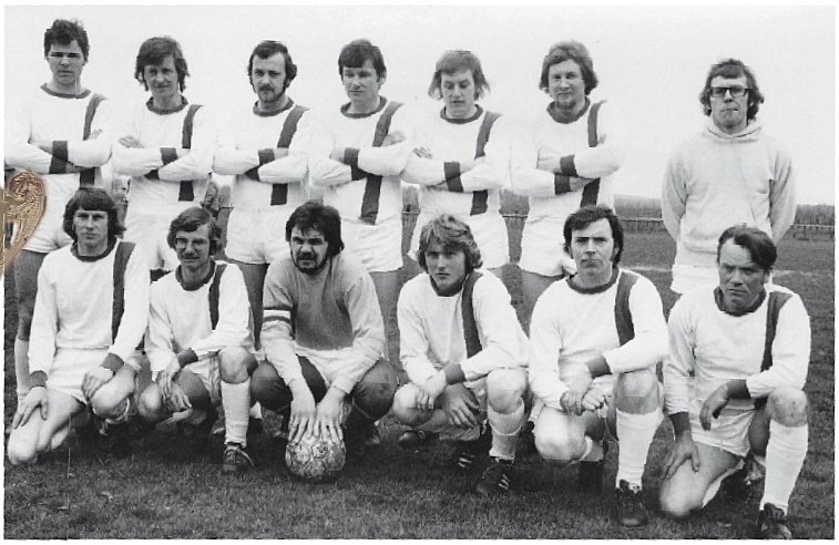 Mannschaft von 1975 mit Trainer Rainer Klose