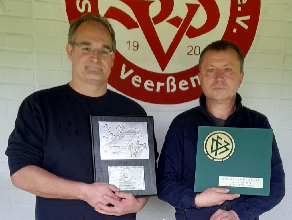 Auf dem Bild von links Vereinsvorsitzender Klaus Bülow, rechts 2. Vorsitzender Oliver Ecke.