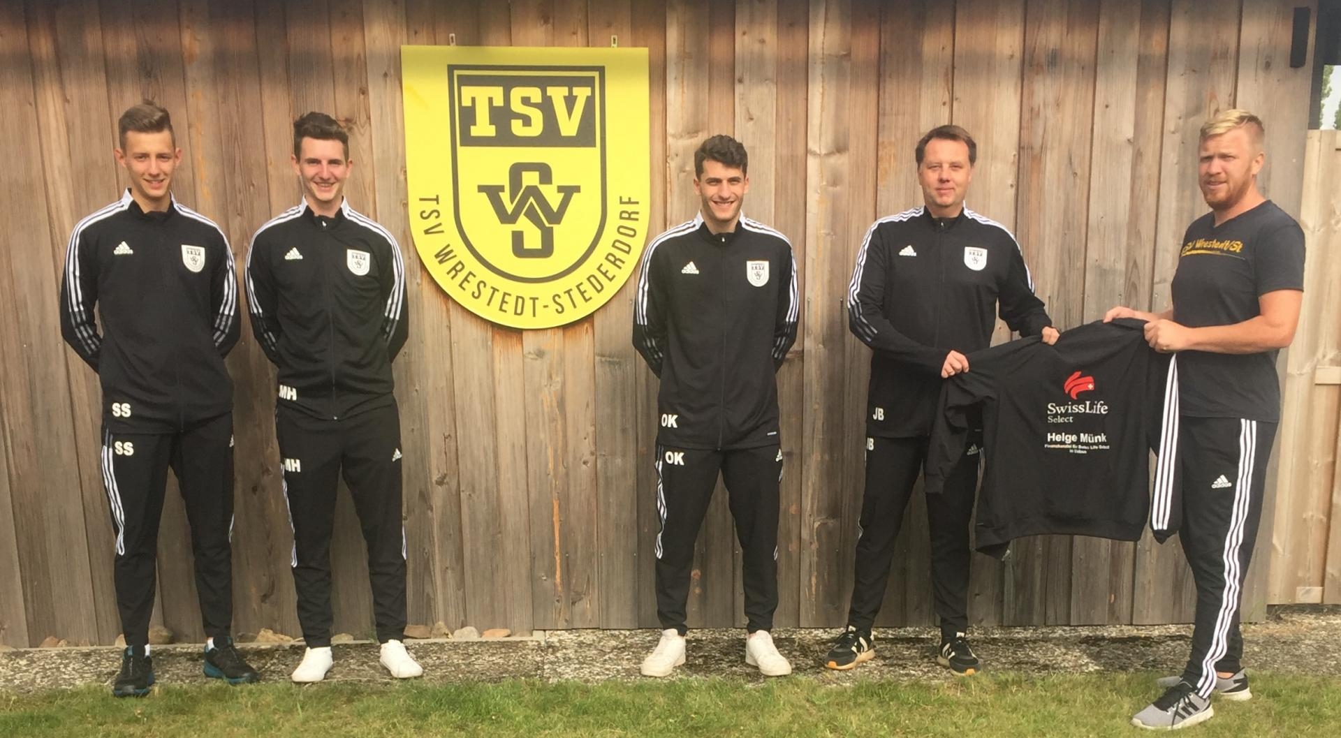 Obmann Jens Bergemann zeigt die neue Kluft