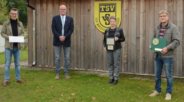 Auf dem Foto v.l.n.r.: Eike Kirch (Vertreter der Fußballsparte des TSV Wrestedt/Stederdorf), Thomas Behnken (stellv. Vorsitzender des NFV-Kreis Heide-Wendland), Anke Bunzeck (2. Vorsitzende des TSV Wrestedt/Stederdorf), Friedrich-Wilhelm Schulz (3. Vorsitzender des TSV Wrestedt/Stederdorf)