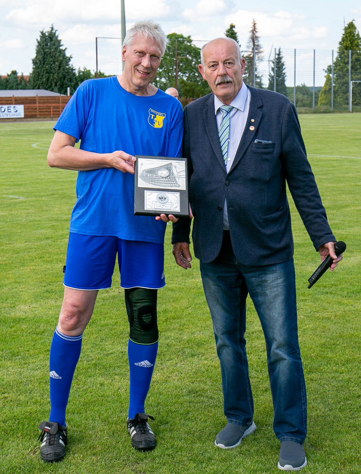 Der 1. Vorsitzende Dirk Bahr nahm die Ehrenplakette vom Ehrenamtsbeauftragten Gisbert Stevens entgegen. 