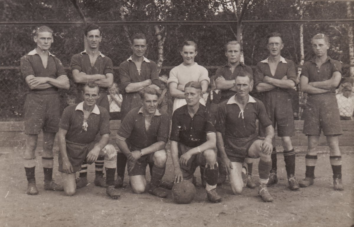 Die 1.Herren 1946 zeigt die Mannschaft, die bereits 1945 gegen englische Regimentsmannschaften spielte