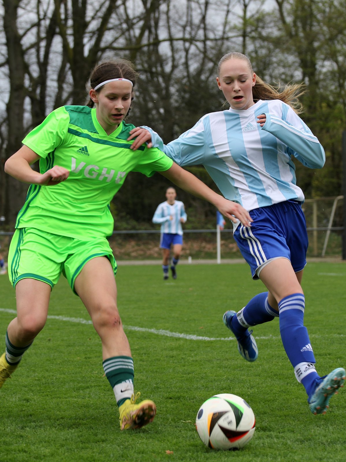 Die Spielszene zeigt Clara Oppermann (Hannover 96, links) in der heutigen Partie gegen Bayern.