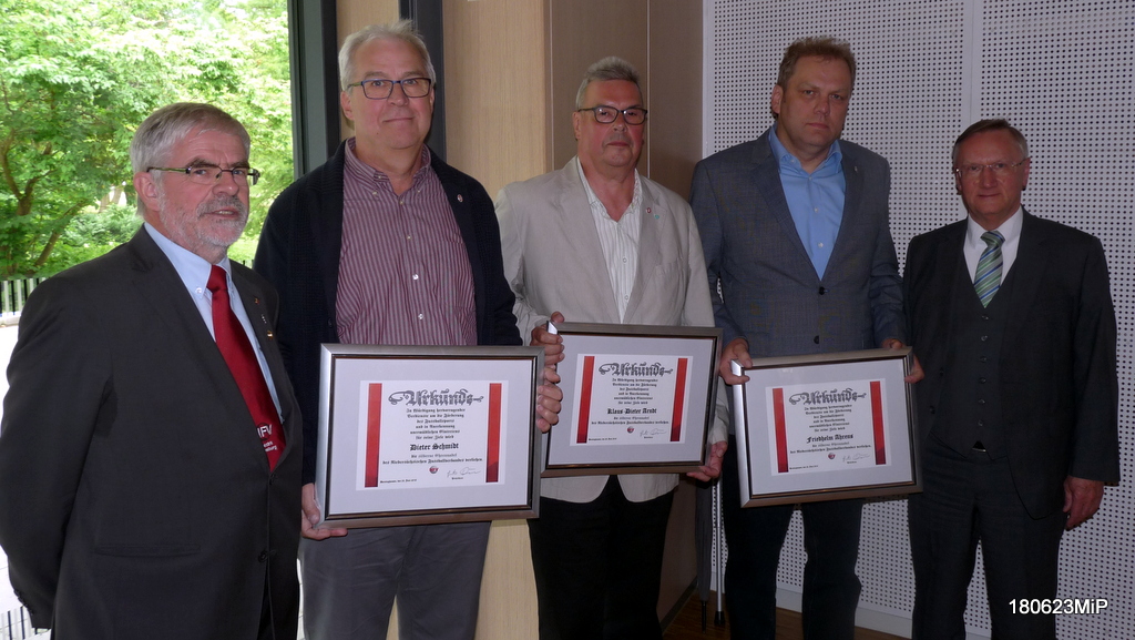 Bezirksvorsitzender Hans-Günther Kuers, Staffelleiter Dieter Schmidt, Jugendobmann Klaus-Dieter Arndt, Staffelleiter Friedhelm Ahrens und NFV-Präsitent Günter Distelrath