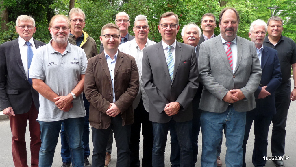 Steuern das Geschehen im Heide-Wendland Kreis: Kreisehrenamtsbeauftragter Karl-Hermann Ahlers, Pressewart Michael Paul, Vorsitzender Frauen- und Mädchenausschuss Roland Ronald Salge, Vorsitzender Qualifizierungsausschuss Peter Hofmann, stellvertr. Vorsitzender Thomas Behnken, Vorsitzender Jugendausschuss Klaus-Dieter Arndt, Kreisvorsitzender Christian Röhling, stellvertr. Vorsitzender Herbert Franz, Vorsitzender Schiedsrichterausschuss Volker Leddin, stellvertr. Vorsitzender Hartmut Jäkel, Schriftführer Armin Wagner und Vorsitzender Kreissportgericht Ulrich Brockhöft. Es fehlt Vorsitzender Spielausschuss Thore Lohmann und Schatzmeister Bernd Burmester. 