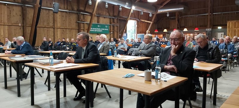 Vorne Ex-Kreisvorsitzende C. Röhling (m.) u. F. Juschkus (r.)