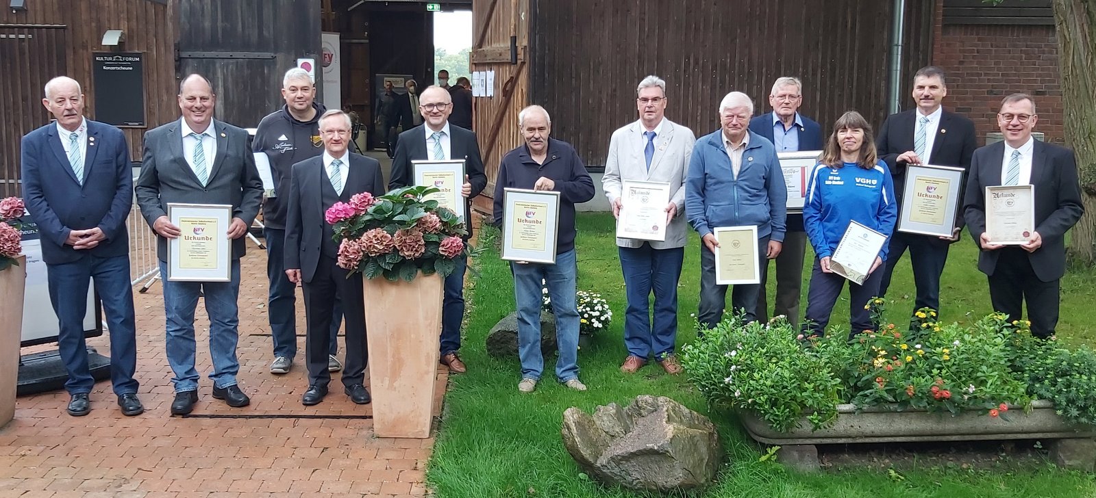 Die Ehrer und Geehrten v.l.: Gisbert Stevens, Hartmut Jäkel, Andreas Fischer, Günter Distelrath, Thore Lohmann, Klaus Remus, Klaus-Dieter Arndt, Peter Höhne, Karl-Hermann Ahlers, Rita Schumann, Volker Ledin u. Christian Röhling