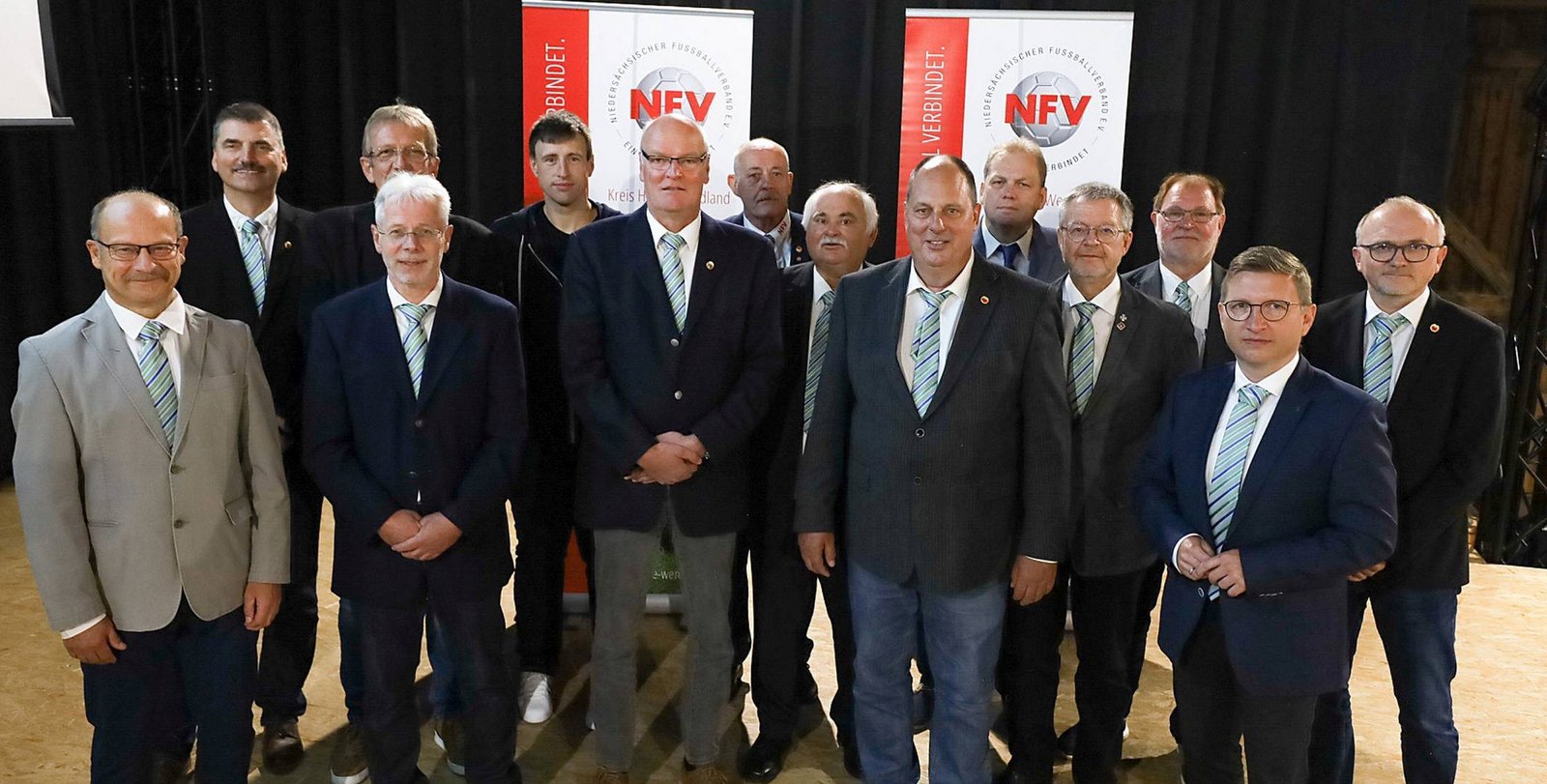 Der Gesamtvorstand hinten v.l.: Volker Ledin, Roland Salge, Dennis Korn, Gisbert Stevens, Herbert Franz, Friedhelm Ahrens, Bernd Burmester, Michael Paul, Thore Lohmann; vorne v.l.: Helmut Schulz, Armin Wagner, Thomas Behnken, Hartmut Jäkel und Peter Hofmann. Foto: Marud