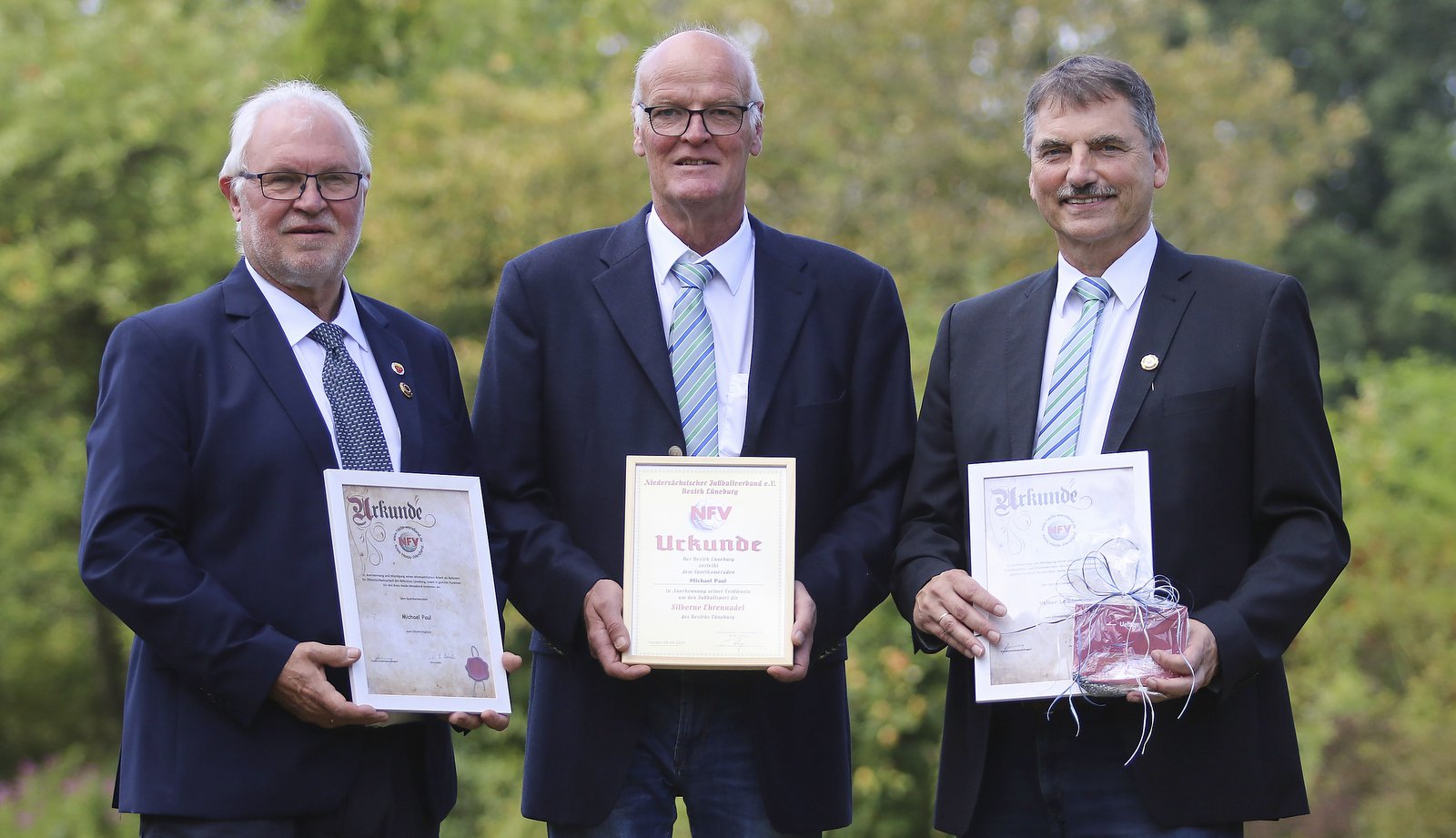 Ehrenmitglieder Paul (l.) und Leddin (r.) mit Gratulant Behnken.