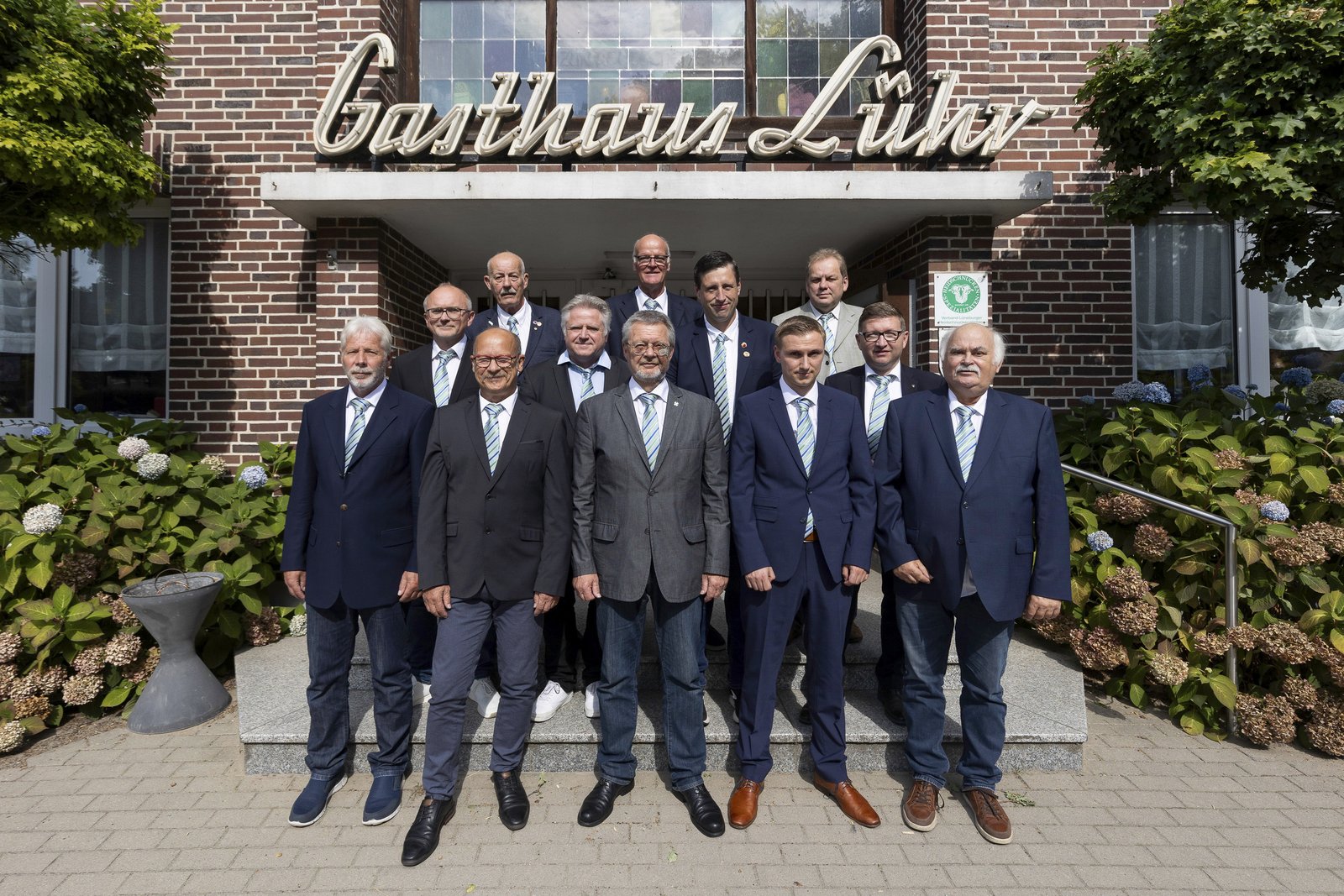 Der NFV Kreisvorstand Heide-Wendland (o.v.l.): Gisbert Stevens (Ehrenamtsbeauftragter); Thomas Behnken (stellv. Vorsitzender), Friedhelm Arens (Vors. Jugendausschuss), (m.v.l.) Thore Lohmann (Vor. Spielausschuss), Oliver Vogt (Vor. Öffentlichkeitsarbeit), Dennis Korn (Vor. Qualifizierungsausschuss), Peter Hofmann (stellv. Vorsitzender); (u.v.l.) Armin Wagner (Schriftführer), Helmut Schulz (Vor. Sportgericht), Bernd Burmester (Schatzmeister),  Mirko Wendt (Vor. Schiedsrichterausschuss), Herbert Franz (stellv. Vorsitzender.  Es fehlen: Hartmut Jäkel (1. Vorsitzender) und Ronald Salge (Vor. Frauen- und Mädchenausschuss)