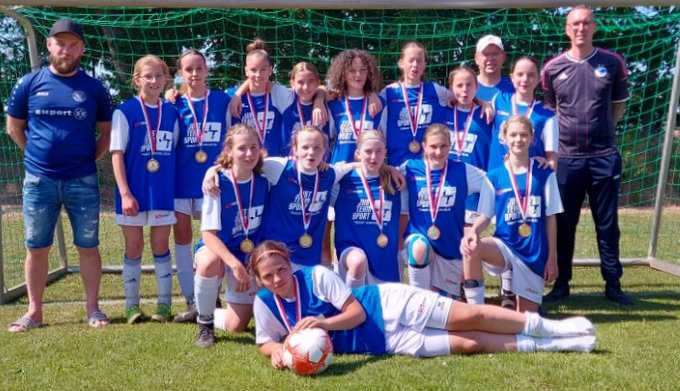 Die gesamte Saison lieferten sich der SV Eintracht Lüneburg und die MSG Erbstorf/Brietlingen ein Kopf an Kopf Rennen. Im entscheidenden Spiel siegten die Mädchen aus Lüneburg und feierten die Meisterschaft, nachdem sie im Pokal eine Niederlage erlitten.