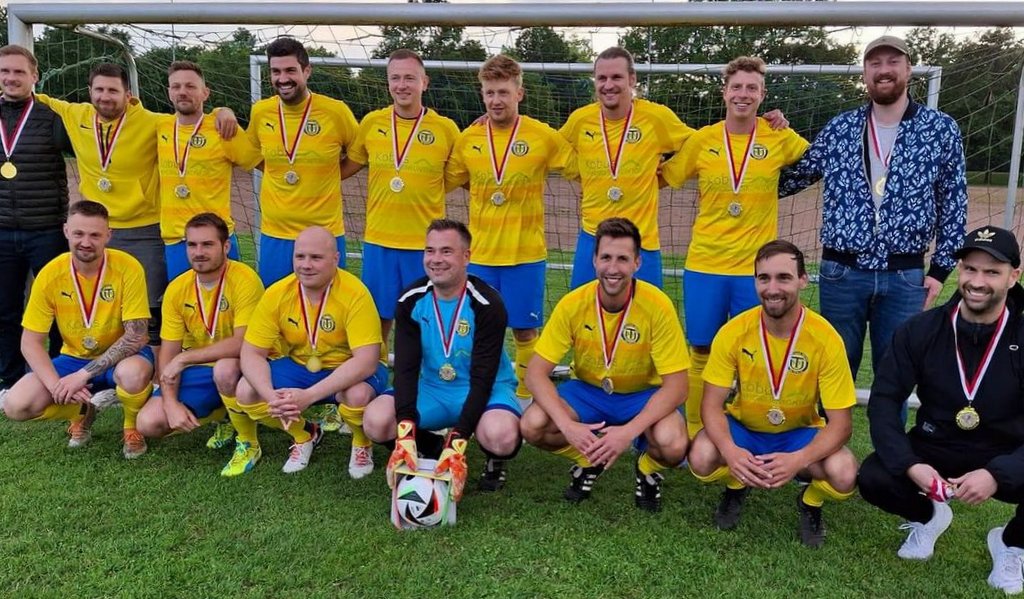 Bereits vor dem Spiel gegen Titelverteidiger SC Uelzen 09 standen die Altherren des SV Teutonia Uelzen als Kreismeister der Ü32 fest. Nach der Hallenkreismeisterschaft und dem Pokal ist das Tribble der Teutonen jetzt perfekt. Da spielt der Ausgang des letzten Spiels gegen den Tabellenletzten Reppenstedt keine Rolle mehr.