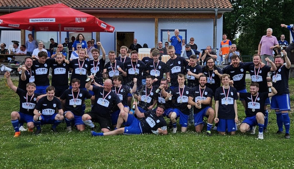 Was dem einen Freud, ist dem anderen Leid. Die Erste vom TuS Barendorf musste aus der Bezirksliga absteigen, dafür ist die Zweite endlich in die 1. Kreisklasse aufgestiegen und wurde Staffelsieger der 2. Kreisklasse Nord. Foto: Markus Bartmann