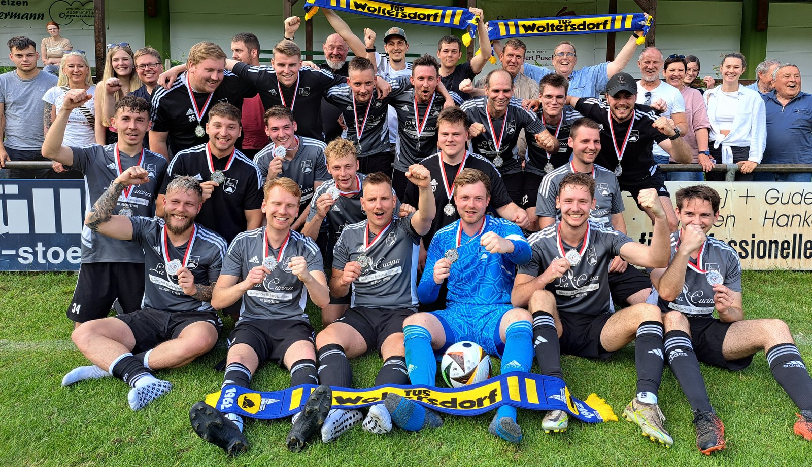 Durchmarsch des TuS Woltersdorf. Nach dem Staffelsieg der 3. Kreisklasse im letzten Jahr, folgte nun der Staffelsieg in der 2. Kreisklasse Süd bei 23 Siegen in 25 Spielen und 122 Toren. Ein Spiel steht noch aus.Auf gehts zur Niedersachsenliga, wo sie 2001/02 mal waren. Foto: B. Burmester