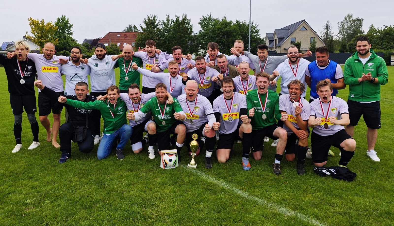 Nach dem Ligapokal nun der Staffelsieg für den Dahlenburger SK II in der 4. Kreisklasse Nord. Während der ganzen Saison gab es ein Kopf an Kopfrennen mit dem Mitaufsteiger Lüneburger SV II, daserst am letzen Spieltag entschieden wurde.