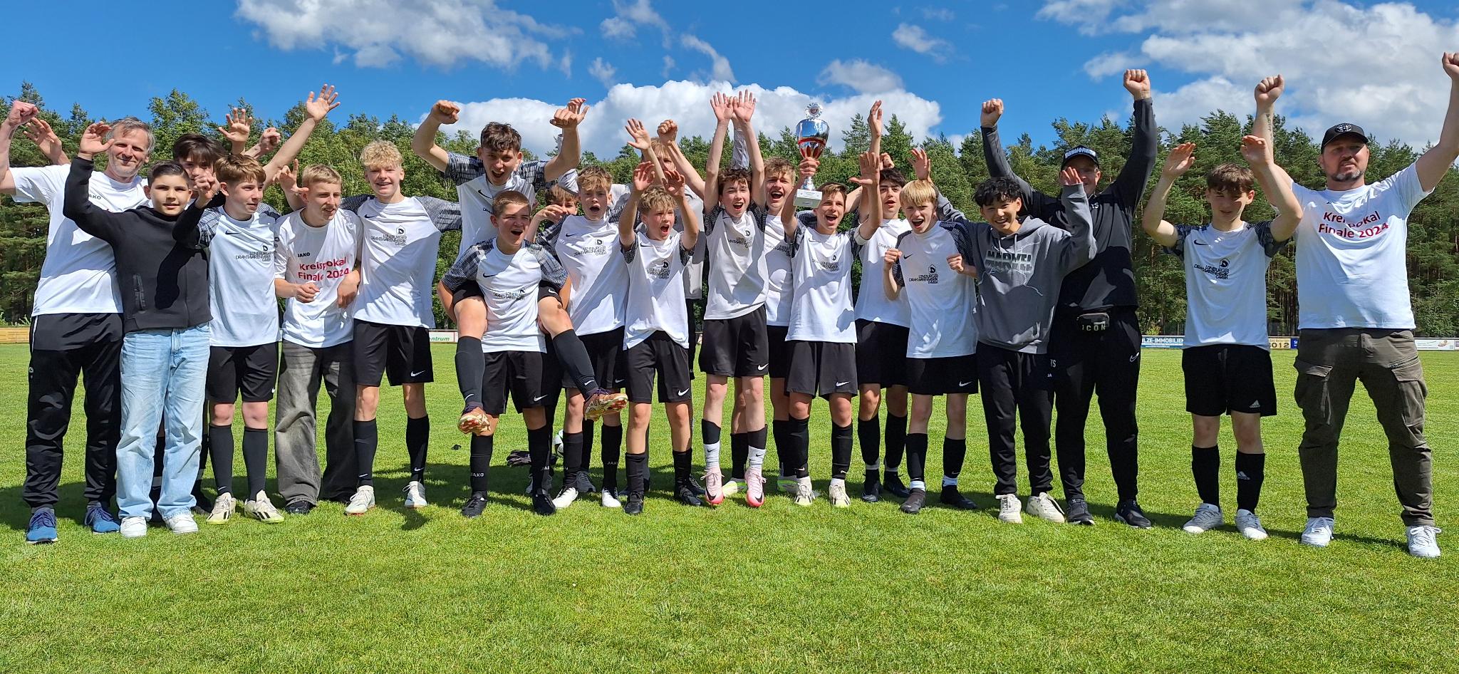 Die U15 der JSG Adendorf/Erbstorf wurde nach der Vizekreismeisterschaft nun Kreispokalsieger durch einen 1:0-Erfolg gegen die JSG Lüneburg West. Im Halbfinale besiegte man den Kreismeister JSG Röbbelbach. Foto: Clemens Gantert