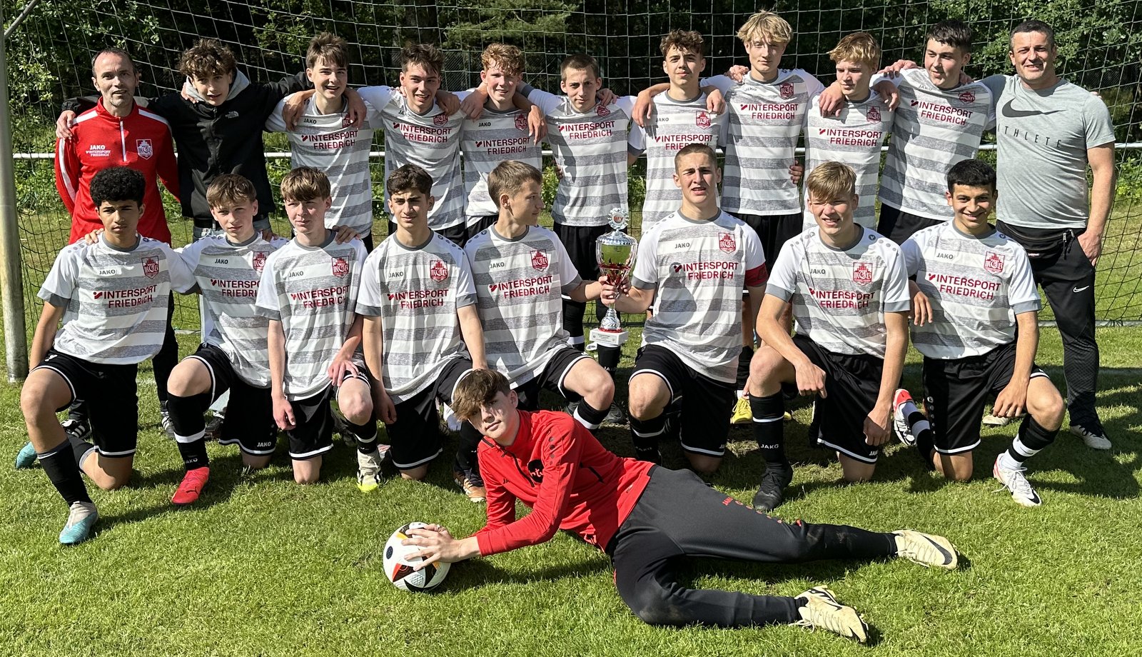 Die U16-Junioren des MTV Treubund sind nach der Kreismeisterschaft auch Kreispokalsieger nach einem 1:0 Sieg im Endspiel über TuS Erbstorf. Foto: Michael Lüddecke