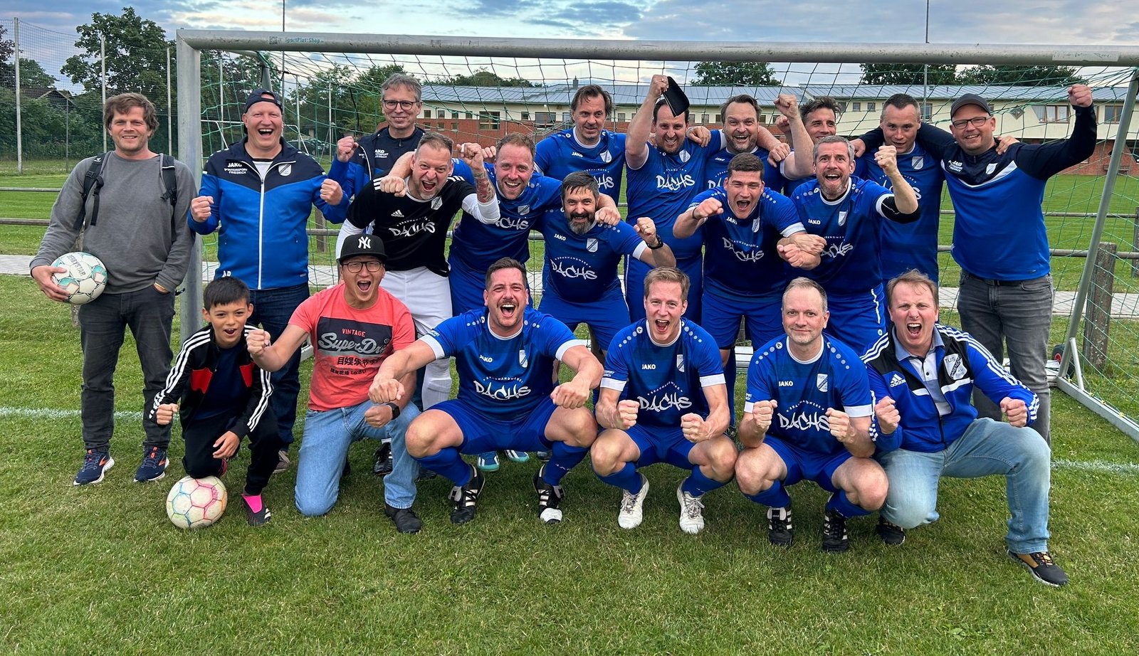 Den Ü40-Senioren des TuS Barendorf erreichte das, was ihnen vor zwei Jahren schon mal gelang. Staffelsieg vor TSV Gellersen. Gab es damals 7 Siege in 10 Spielen, wurden in dieser Saison 15 Siege in 18 Spiele eingefahren. 