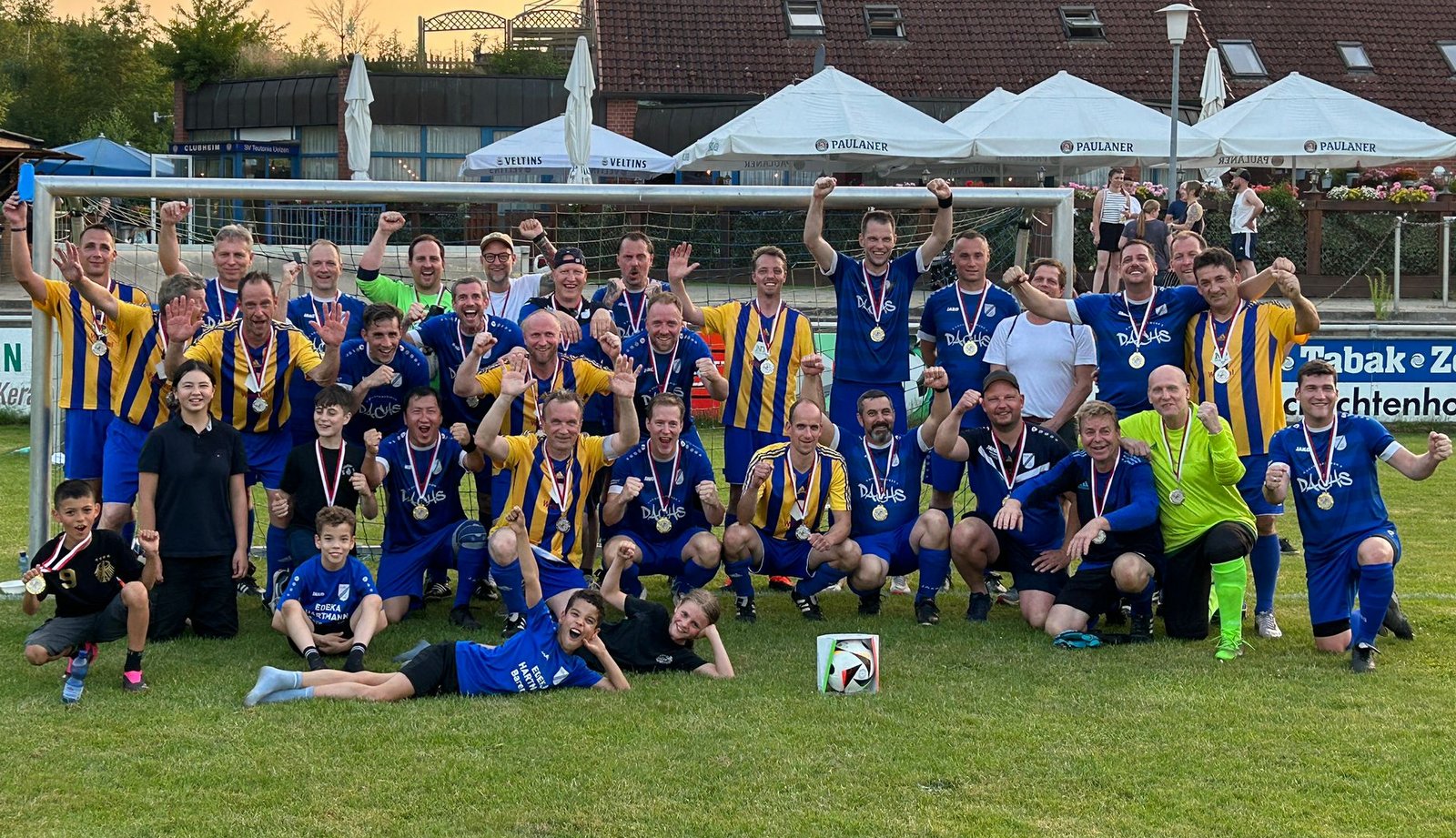 Vize-Kreismeister der Ü40 wurde die SG Wriedel/Hanstedt. Völlig überrand wurde der Süd-Staffelsieger von dem TuS Barendorf und musste 12 Mal das Runde aus den Maschen holen. Hier freuen sich aber beide Teams. Foto: D. Keese