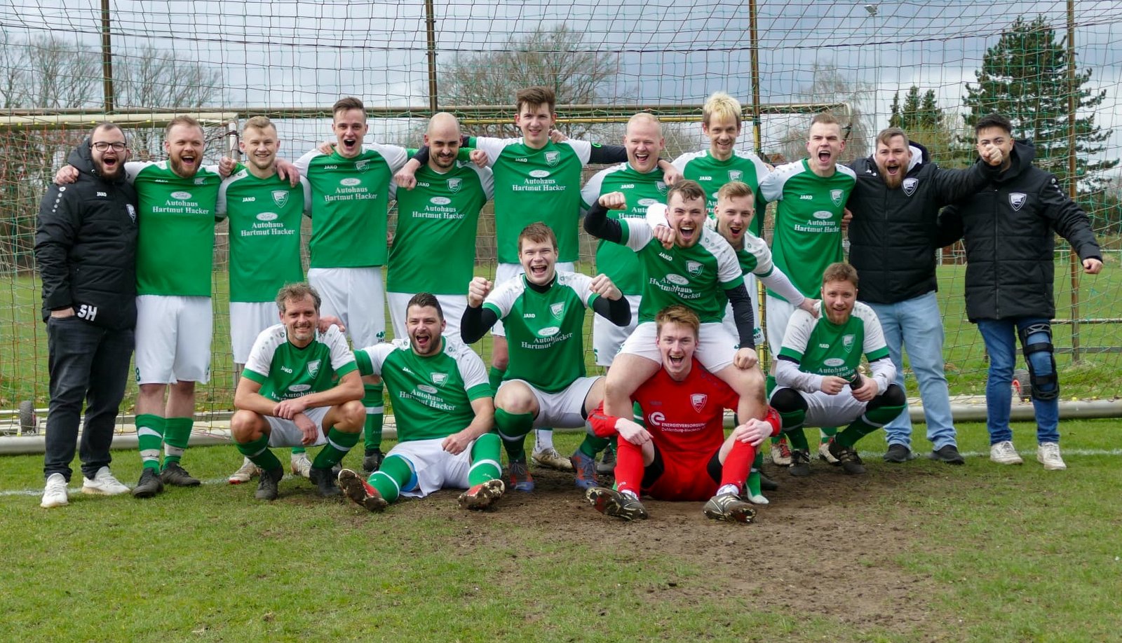 Ligapokalsieger 4. Kreisklasse: Dahlenburger SK II. Mit einem überzeugenden 0:2 Auswärtssieg beim SV Scharnebeck III sicherte sich das Team vorzeitig den den Pokaltitel, und das bereits einen Spieltag vor Schluss. Mit einer makellosen Bilanz von 8 Siegen in 8 Spielen haben die zweiten Herren den Titel mehr als verdient.