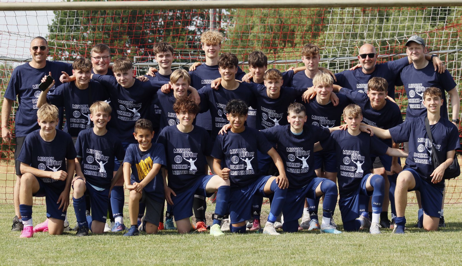 Durchmarsch der U15-Junioren durch die Bezirksliga 1 Lüneburg: JSG Eintracht Lüneburg-Ochtmissen: Mit 30 Punkten in 10 Spielen (58:4 Toren)  im Nov. 22 in die Bezirksliga 1 aufgestiegen. Mit 30 Punkten in 10 Spielen und nur 2 Gegentore Meister der Bezirksliga 1 geworden und in die Landesliga aufgestiegen. 