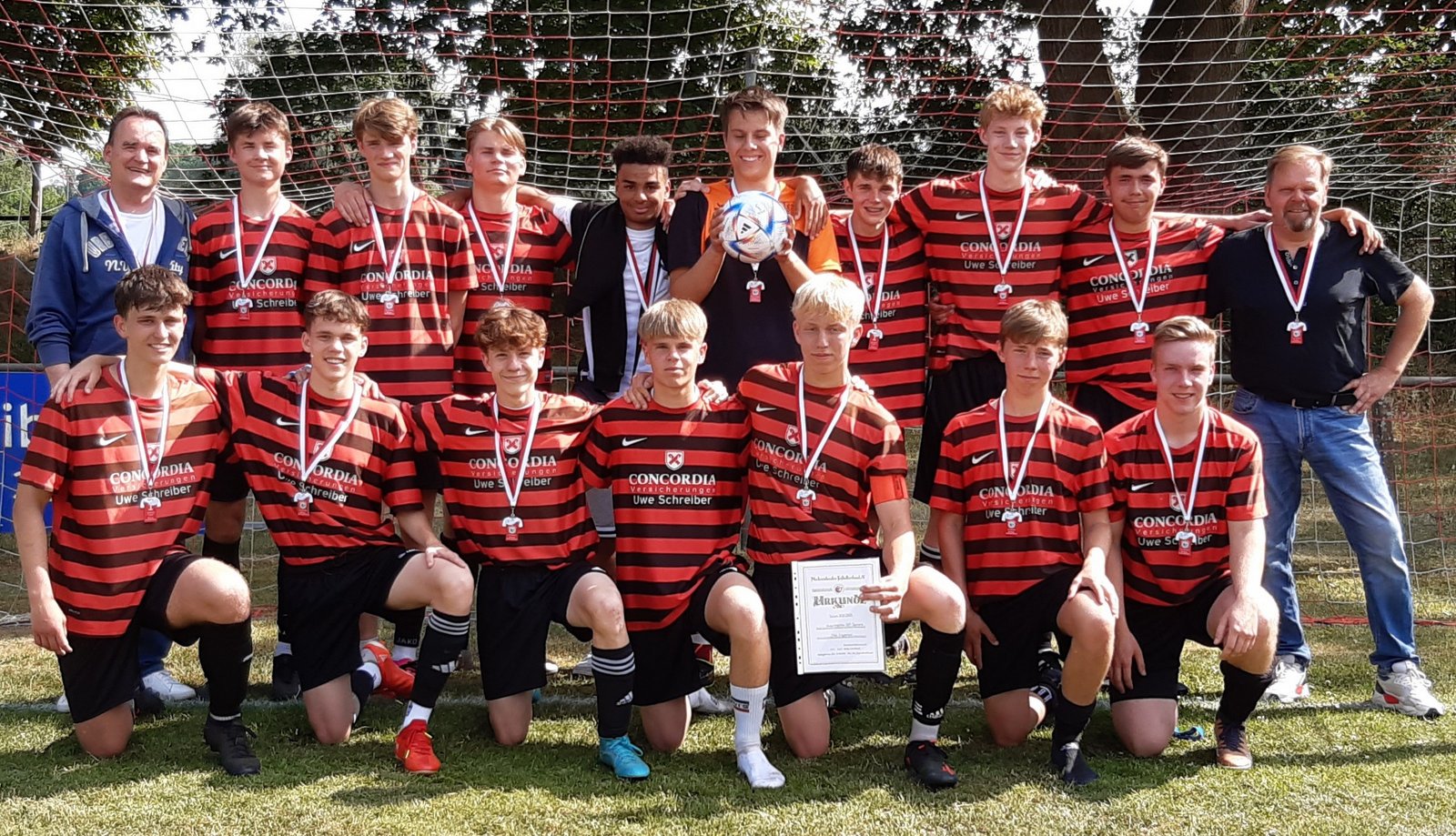 Die U17 JSG Wipperau-Oetzen wurde ungeschlagen mit einem Torverhältnis von 30:3 Toren sehr souverän Kreismeister. Das Team um die Trainer Oliver Gampe und Christoph Zühlke zeichnet sich neben den spielerischen Aspekten besonders durch das Miteinander aus. Mit Cleif Kreutzfeld stellt die JSG auch den besten Schützen der Liga.