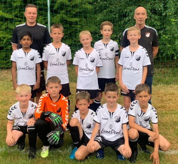 Mit 8 Siegen aus 10 Spielen sind die U10-Junioren des TSV Adendorf souveräner Staffelsieger 1. Kreisklasse Nord geworden.