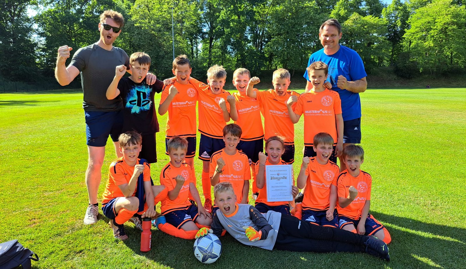 Auch wenn die U10 des Ochtmisser SV durch den Sieg über den Verfolger Treubund bereits vor dem letzten Spiel als Staffelsieger feststanden, gab es gegen die Mädchen der MSG Brietlingen/Erbstorf kein Ladys first und wurden 6:2 besiegt. Ja hier kicken die Mädels bei den Jungs mit.