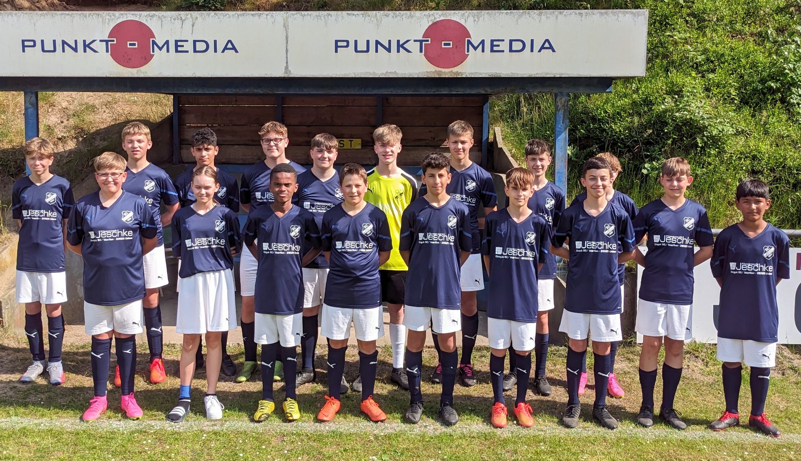 Auch wenn der Staffelsieg noch nicht 100%ig feststand, SCK hätte 0:3 verlieren und Ilmenautal 9:0 gewinnen müssen, ließen es die U14-Kicker von Kirch- und Westerweyhe im letzten Punktspiel locker angehen. Sie verloren zwar 0:3, aber Ilmenautal auch. Somit wurde der Staffelsieg in der 2. Kreisklasse vor dem VfL Lüneburg eingefahren.
