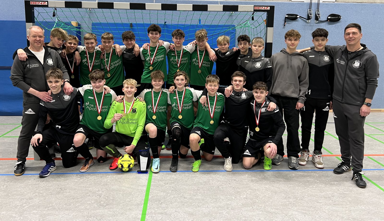 Hinten von links nach rechts  Trainer Alexander Schmitz, Mattes Hahn, Henner Fehling, Julius Schmitz, Michel Schmitz, Dragomir Ivanov, Lennart Schuller, Niklas Gärtner, Kapitän Jonatan Wloch, Leon Weißbecker, Levin Jones, Mathis Sommer, Elias Mezker, Michael Weigel, Trainer Olaf Elsner  Vorne von links nach rechts  Bjare Borck, Ferris Gadau, Til Jagusch, Shawn Laskowski, Lotta Wrede, Ruben Elsner, Leandro Aydin, Fynn Blanke   