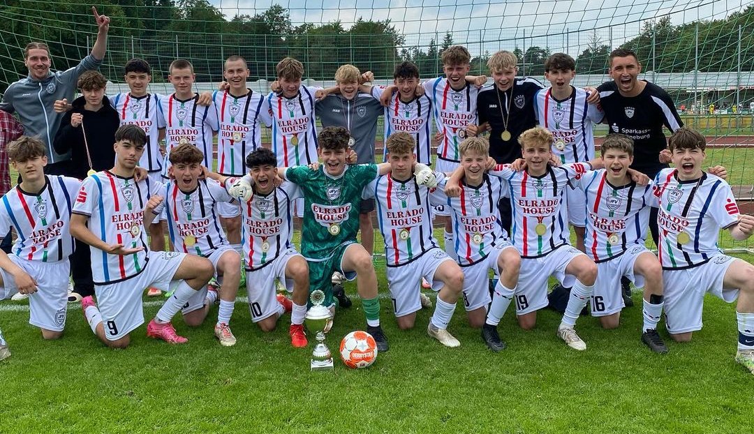 U15-Bezirkspokalsieger: JFV Lüneburg. Bei der Meisterschaft hatten die U15 Junioren des JFV Lüneburg das Nachsehen. Im Pokal haben sie im Bezirkspokal Halbfinale den Niedersachsenmeister JFV A/O/B/H/H geschlagen und im Finale die JSG Bierden/Uphusen. 