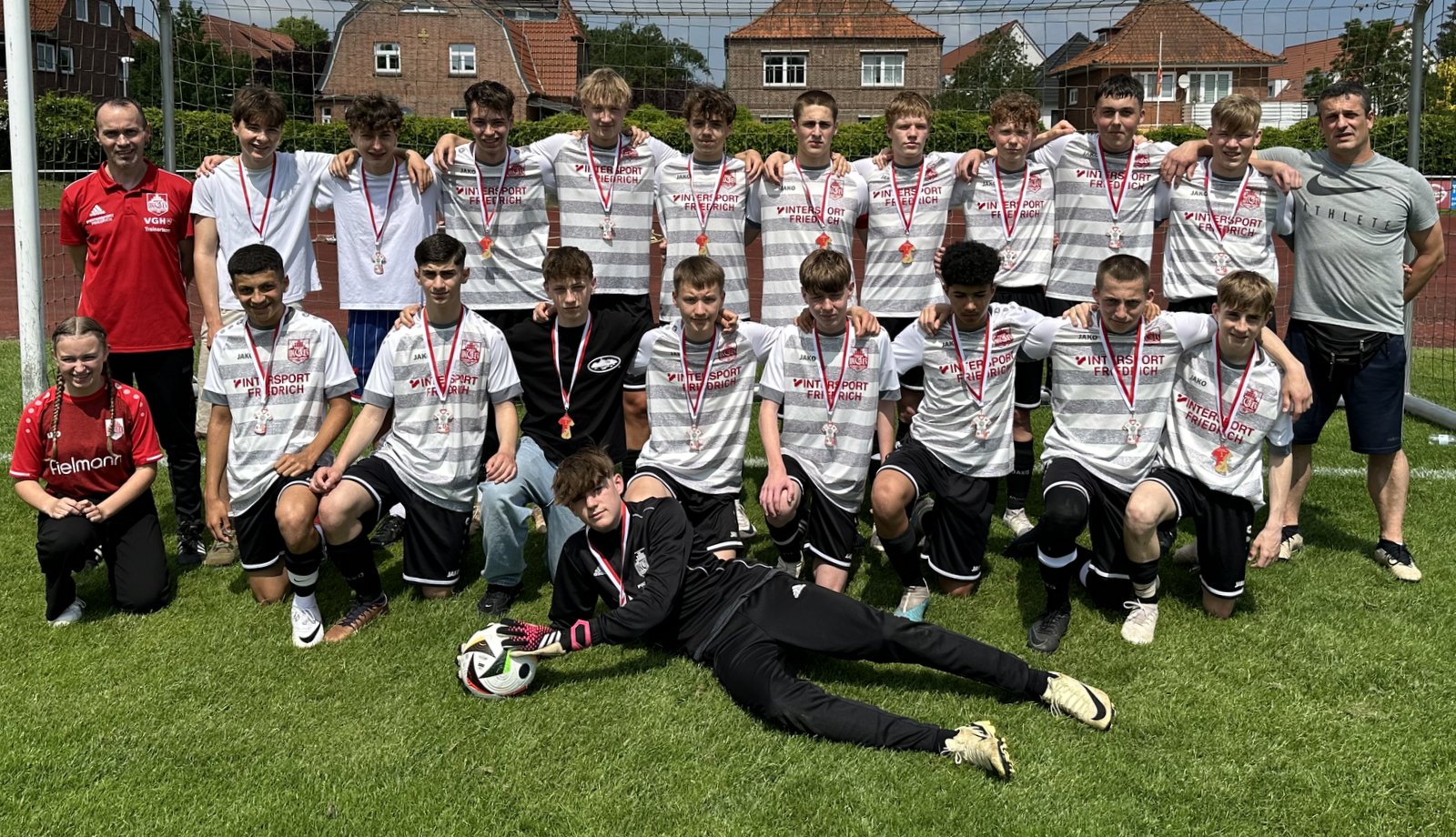 Zehn Spiele, zehn Siege. Die U16-Junoioren des MTV Treubund Lüneburg sind Kreismeister. Foto: Michael Lüddecke