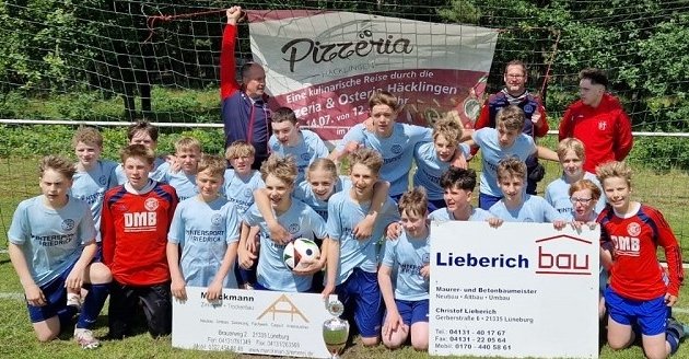 Erst wurden sie Vizekreismeister, dann schnappten sie sich den Kreispokal: Die U14 der JSG Lüneburg-West gewann vor über 300 Zuschauern in Bad Bevensen das Finale nach einer insgesamt souveränen Vorstellung mit 4:2 gegen SV Holdenstedt.