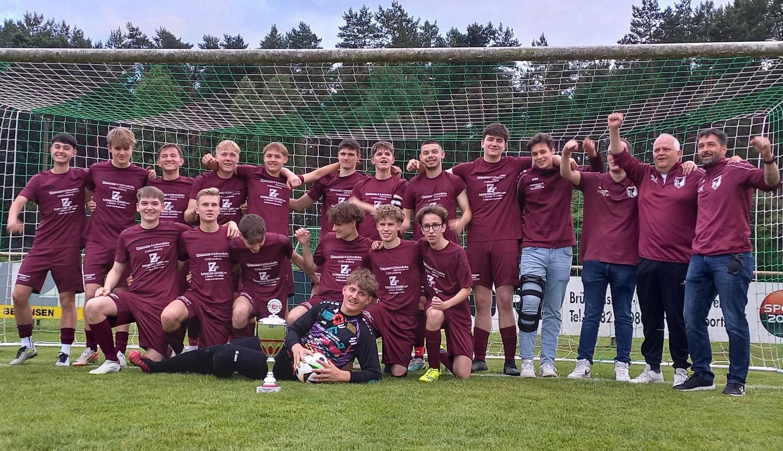 Doublesieger! Nach der Meisterschaft sichert sich die U19 des FC Heidetal auch den Kreispokal mit einem Finalsieg gegen die U18 der JSG Breselenz/Küsten im Elfmeter-Schießen. Foto: FB FCH