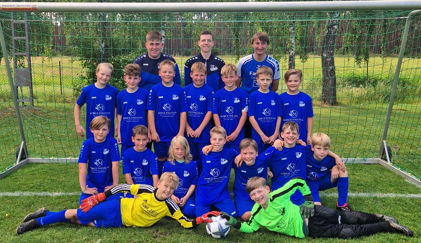 Die U10 des TUS Brietlingen setzte sich souverän in der 2. Kreisklasse Nord durch und stand schon zwei Spieltage vor Schluss uneinholbar mit 15 Siegen vorn. Mit 96 Treffern gelangen ihnen 20 Tore mehr als dem Zweitplatzierten VFL Lüneburg. Am vorletzten Spieltag konnte die SV Eintracht Lbg. dann das erste Mal Paroli bieten und gewann 4:2. Die Freude über den Staffelsieg wurde dadurch nicht mehr getrübt und mit einer riesen Grillparty gefeiert!