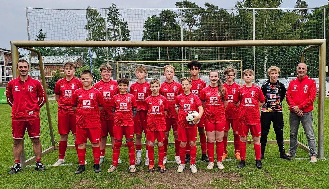 Nach der regulären Saison waren die U13 der JSG Ilmenautal und die JSG Roddau noch punktgleich. Ein Entscheidungsspiel musste her. Dies fand auf neutralem Platz in Bardowick statt. In einem ausgeglichenen Spiel hatte die JSG Roddau dann das glücklichere Händchen und gewann mit 1:0. Dies sicherte ihnen somit den Staffelsieg in der 2. Kreisklasse der Staffel 1. Foto: Linda Schulz