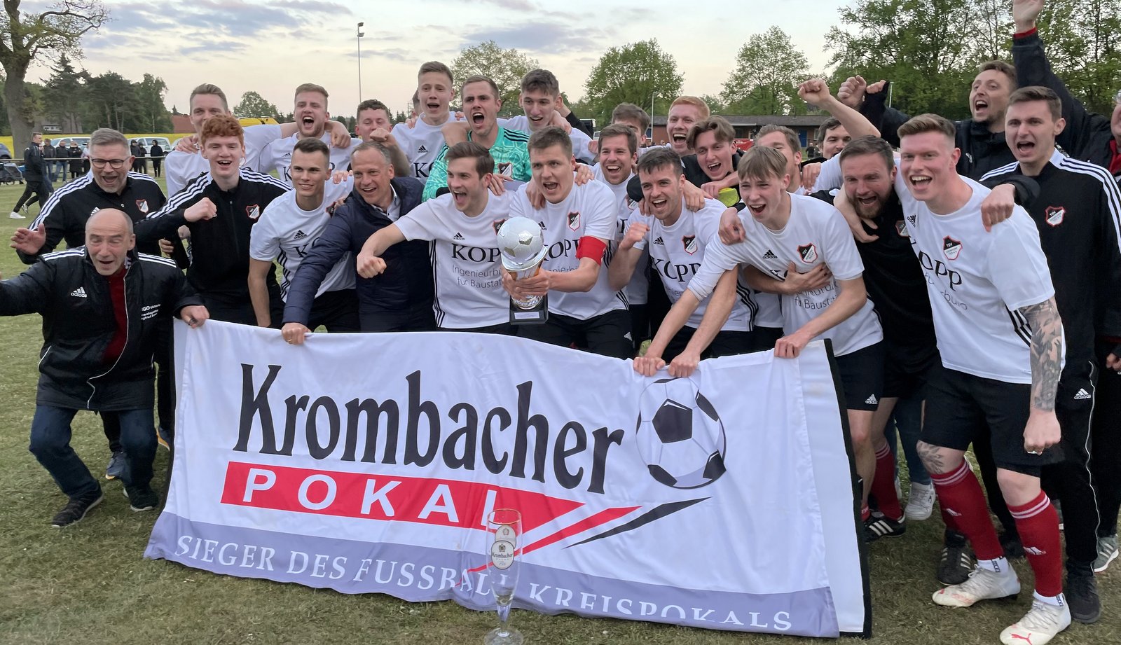 Der TSV Adendorf schlägt den Ochtmisser SV im Krombacher Kreispokalfinale nach Elfmeterschießen mit 8:7 (2:2, 0:0)