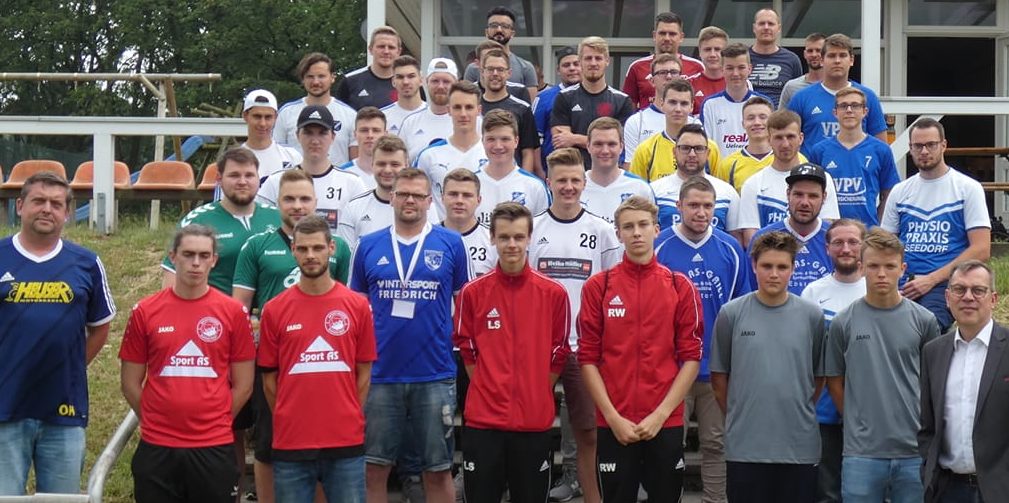 26 Teams aus 14 Vereinen nahmen an der 1. eFootball-Kreismeisterschaft teil. Ganz links Oliver Hansen (eFootball-Beauftragter), ganz rechts Christian Röhling (Kreis-Vorsitzender)