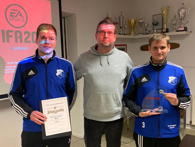 Der TuS Bodenteich mit Sören Schlechter und Jonas Köhle holen sich den 1. Platz bei der 2. eFootball Kreismeisterschaft des NFV Kreises Heide-Wendland und qualifizieren sich für die Landesmeisterschaft in Hannover. 