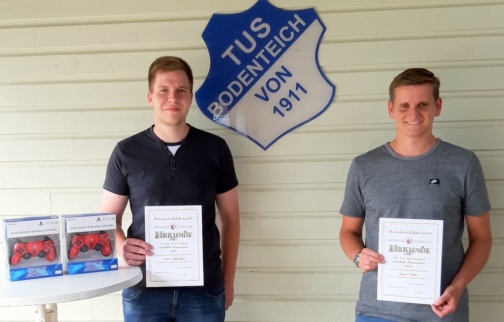 Sören Schlechter (l.) und Jonas Köhle mit Urkunde und Controller