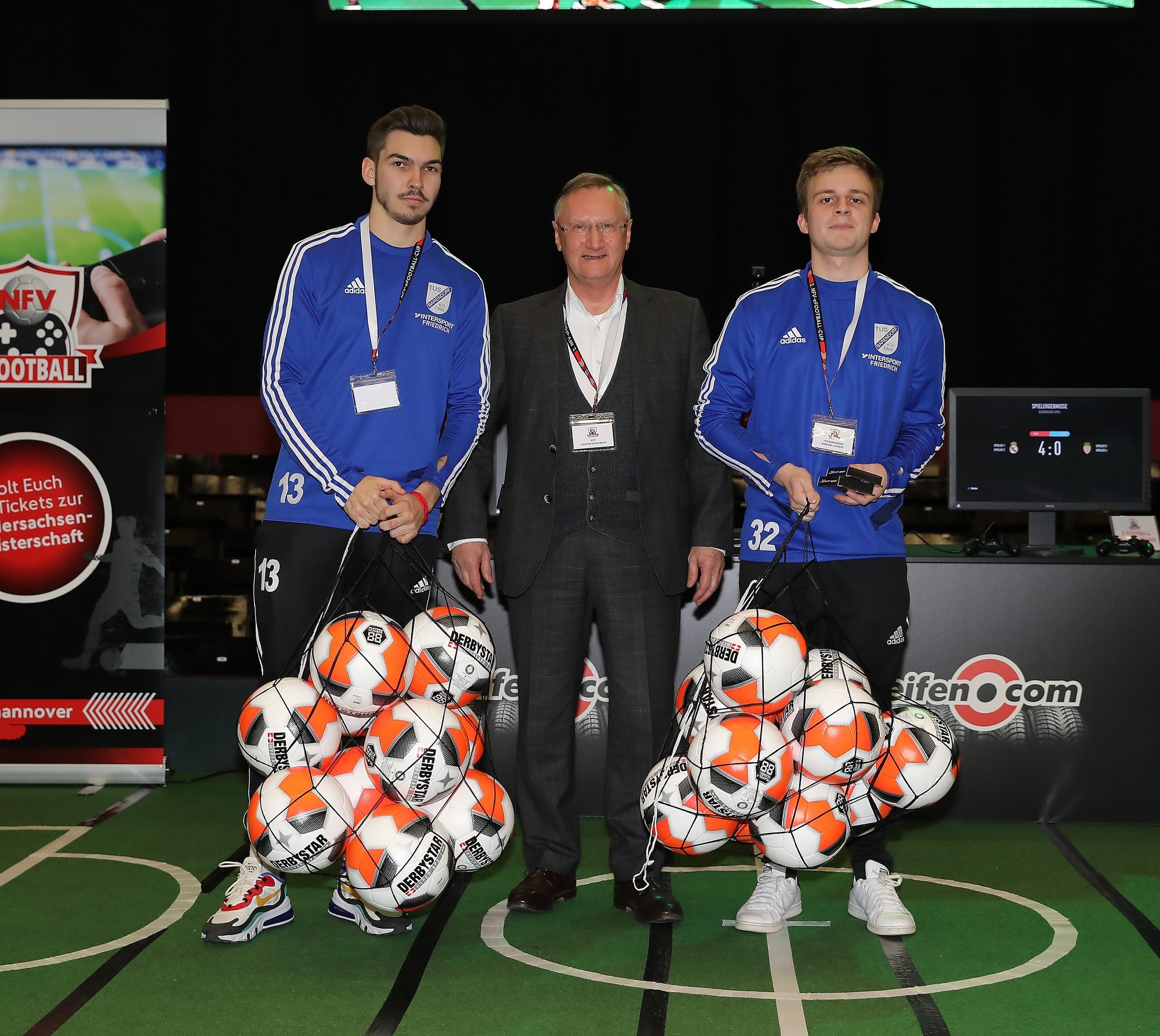 7. Platz beim eFootball: TuS Barendorf von 1966 e. V. mit Lukas Zuchotzski (l.) und Raphael Ludwig (r.). Dazwischen NFV-Präsident Günter Distelrath