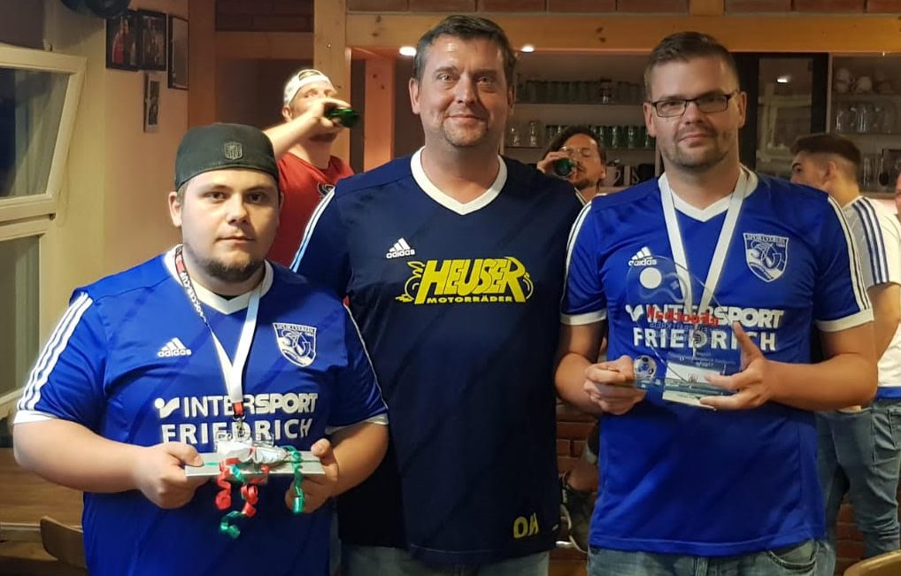Nico Zieb (l.) und Tobias Hansen (r.) sichern sich den 1. Kreismeistertitel mit eFootball-Beauftragter Oliver Hansen (m.)