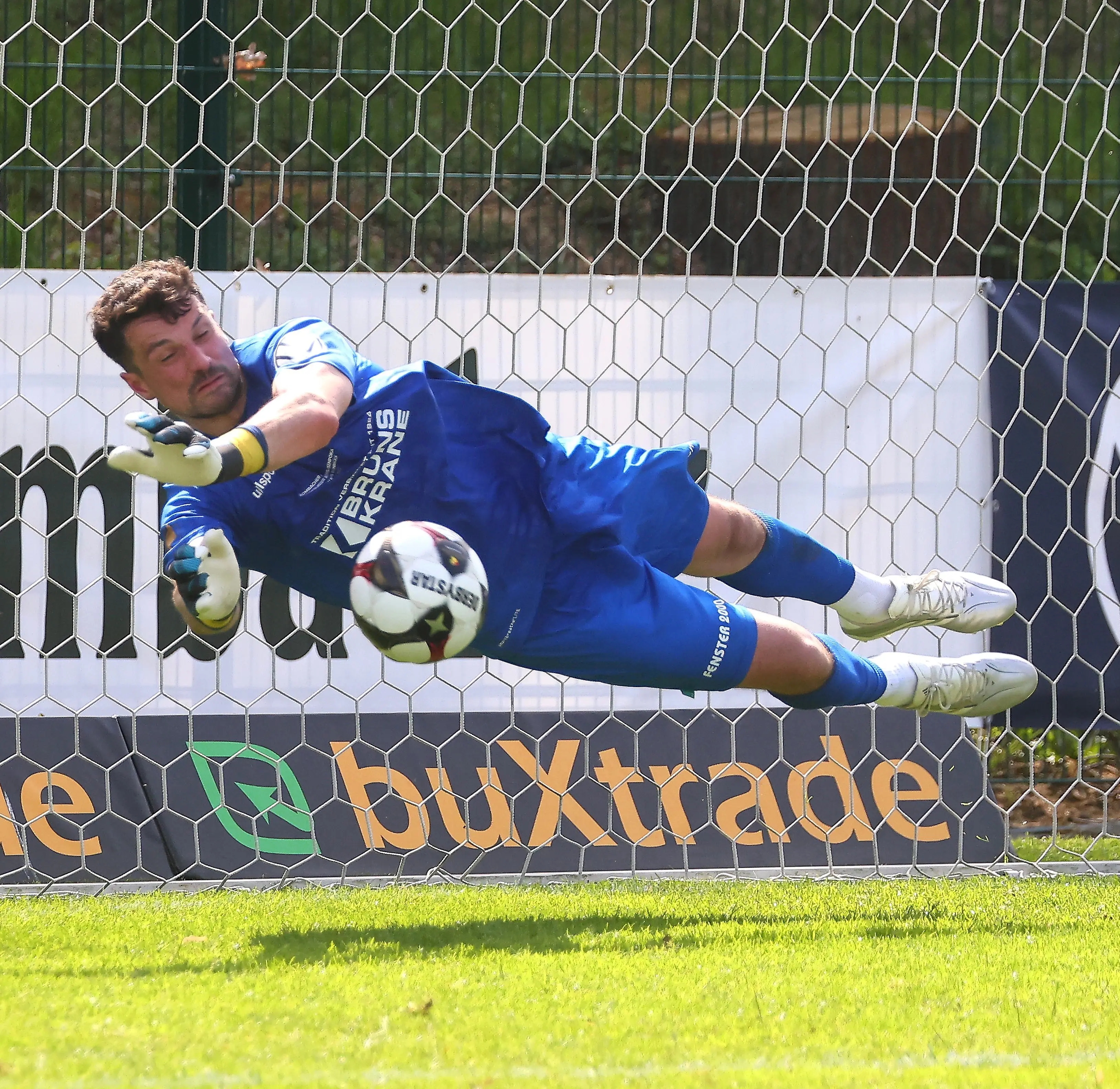 Mit drei gehaltenen Elfmetern sorgte Arne Exner für den ersten Pokalerfolg des Lüneburger SK Hansa. Foto: Stefan Zwing